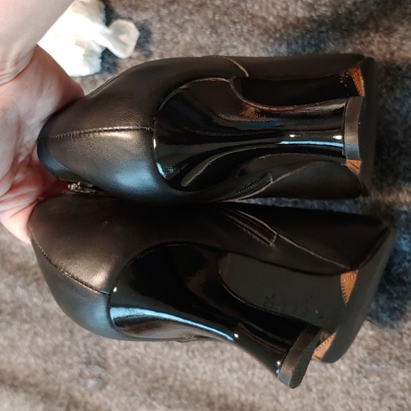 John Fluevog women bootie heel in good condition please see in photos - Picture 6 of 10